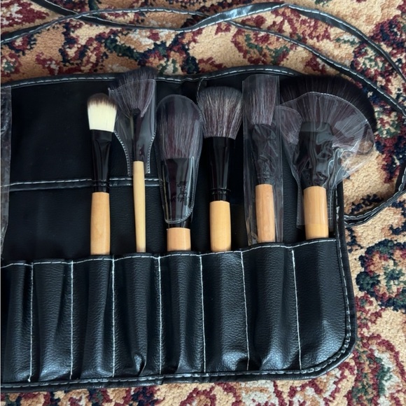 Makeup brush set with carry case - Picture 4 of 9